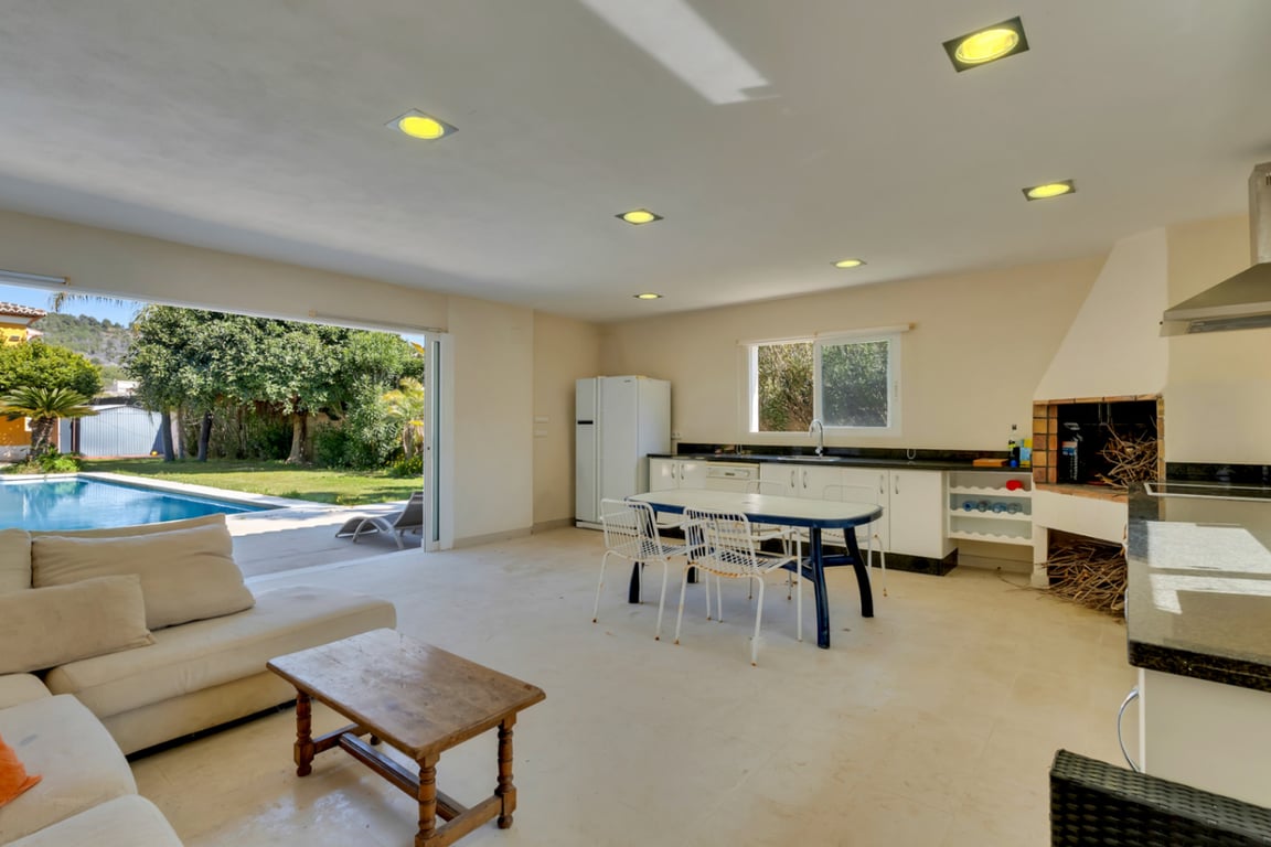 Villa en una excepcional zona tranquila, con vistas abiertas y gran potencial - 37