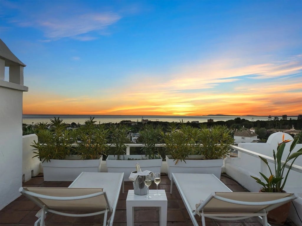 Penthouse se 2 ložnicemi, výhledem na moře a terasou v East Marbella