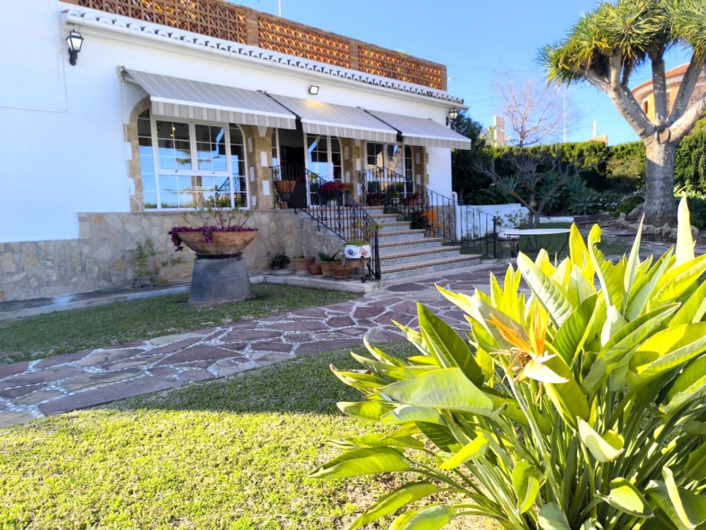 Villa en venta en el corazón del casco antiguo de Jávea con vistas al mar y parcela privada - 16