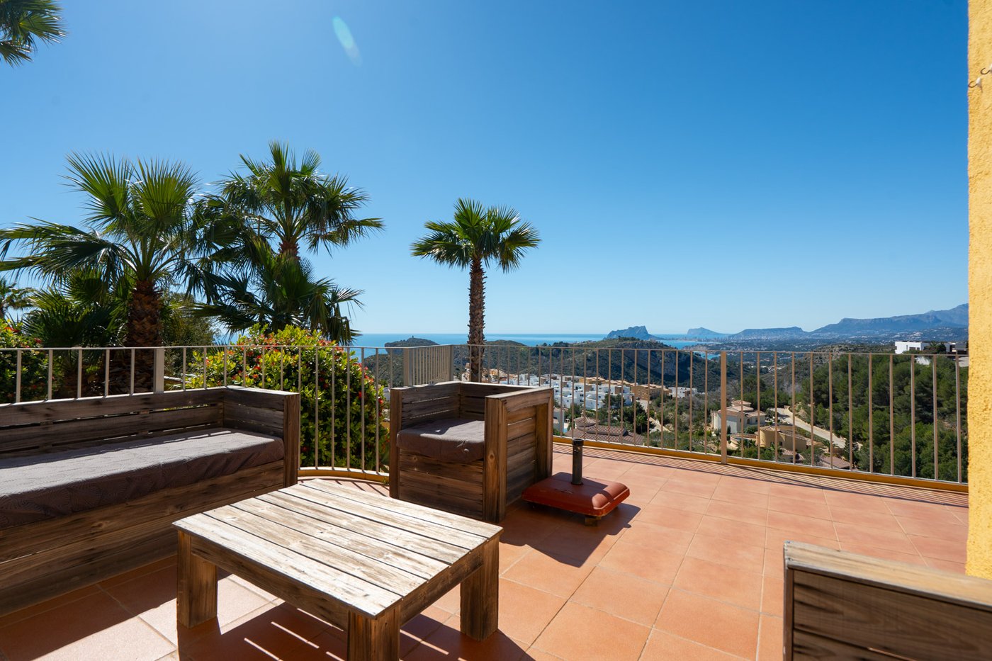 Traditional Villa with Guest Apartment and Panoramic Sea Views in Cumbre del Sol
