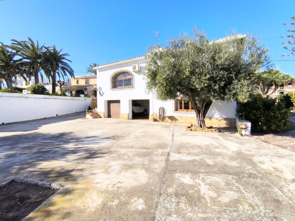 Villa en venta en el corazón del casco antiguo de Jávea con vistas al mar y parcela privada - 3
