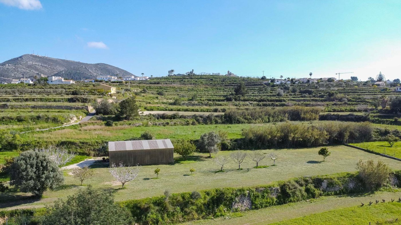 Villa mediterránea con viñedo, piscina y vistas panorámicas al Montgó