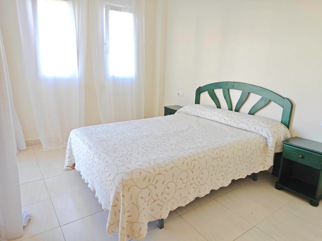 Apartamento 2 dormitorios con piscina al lado del mar, zona Las Brisas - 5