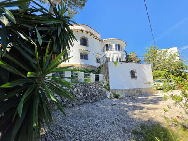 Villa mediterránea con vistas al mar y al valle en Benissa Costa – Montemar