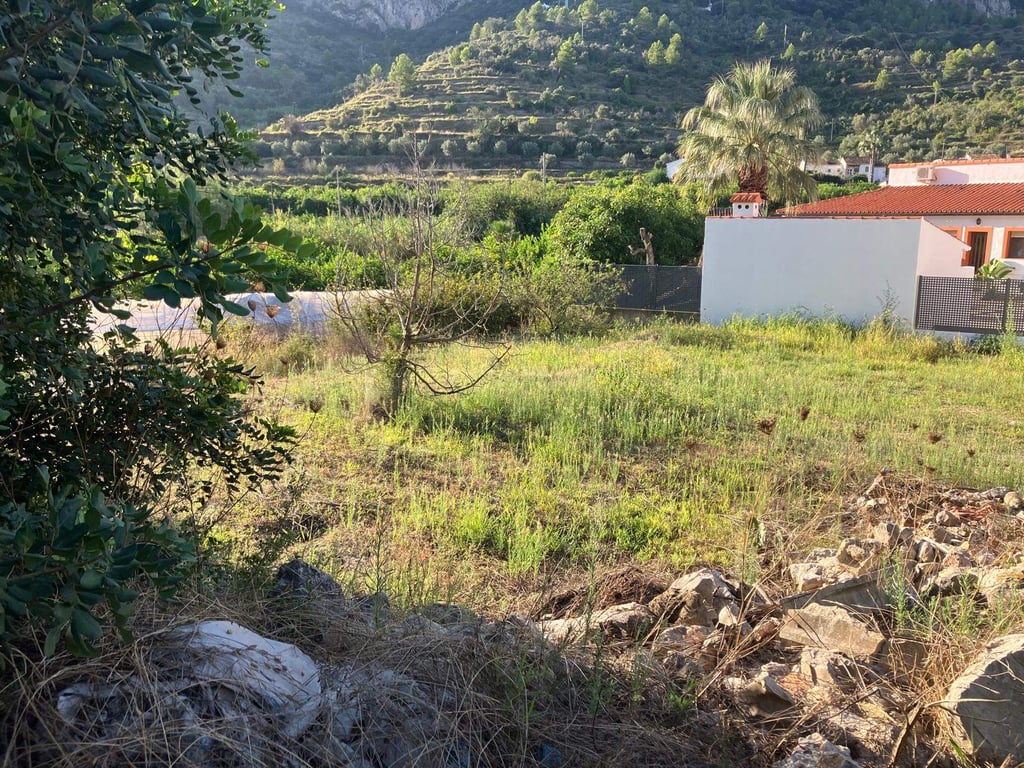 Parcela urbana con una construcción en su perimetro en La Llosa de Camacho - 4
