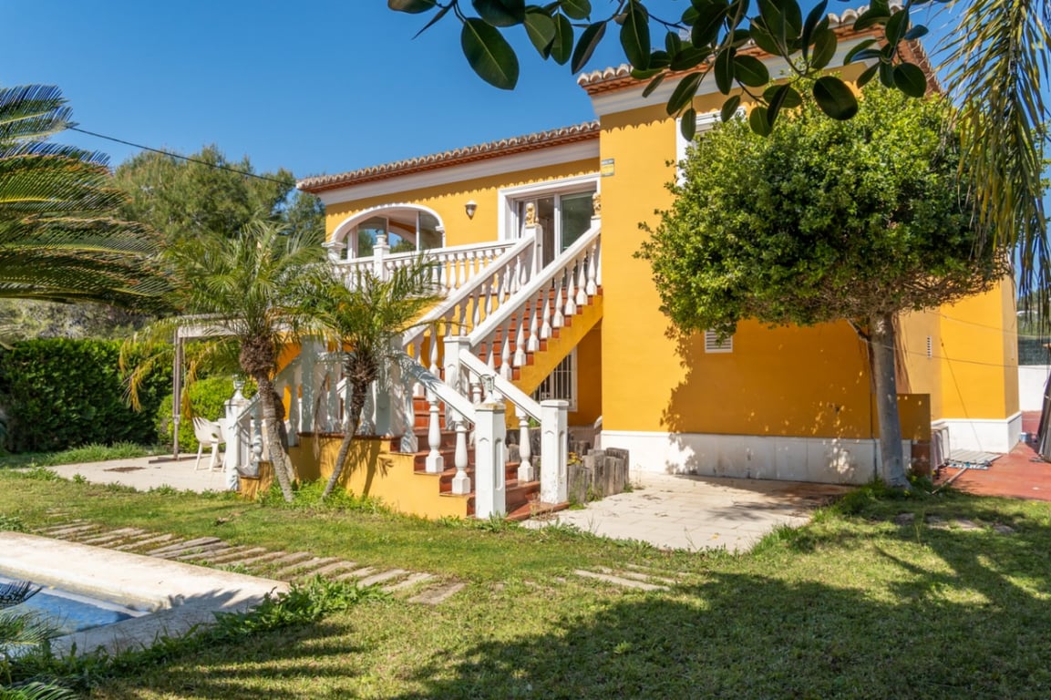 Villa en una excepcional zona tranquila, con vistas abiertas y gran potencial - 28