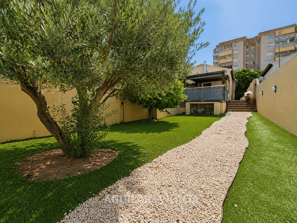 CASA UNFIMILIAR - 14