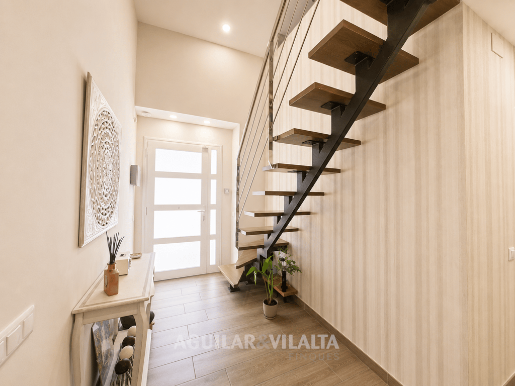 CASA UNFIMILIAR - 22