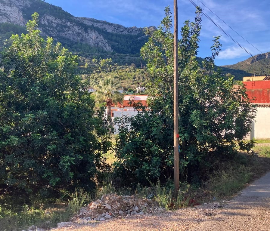 Parcela urbana con una construcción en su perimetro en La Llosa de Camacho - 10