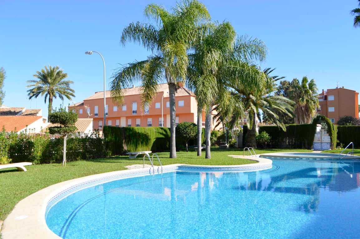 Apartamento 2 dormitorios con piscina al lado del mar, zona Las Brisas - 21
