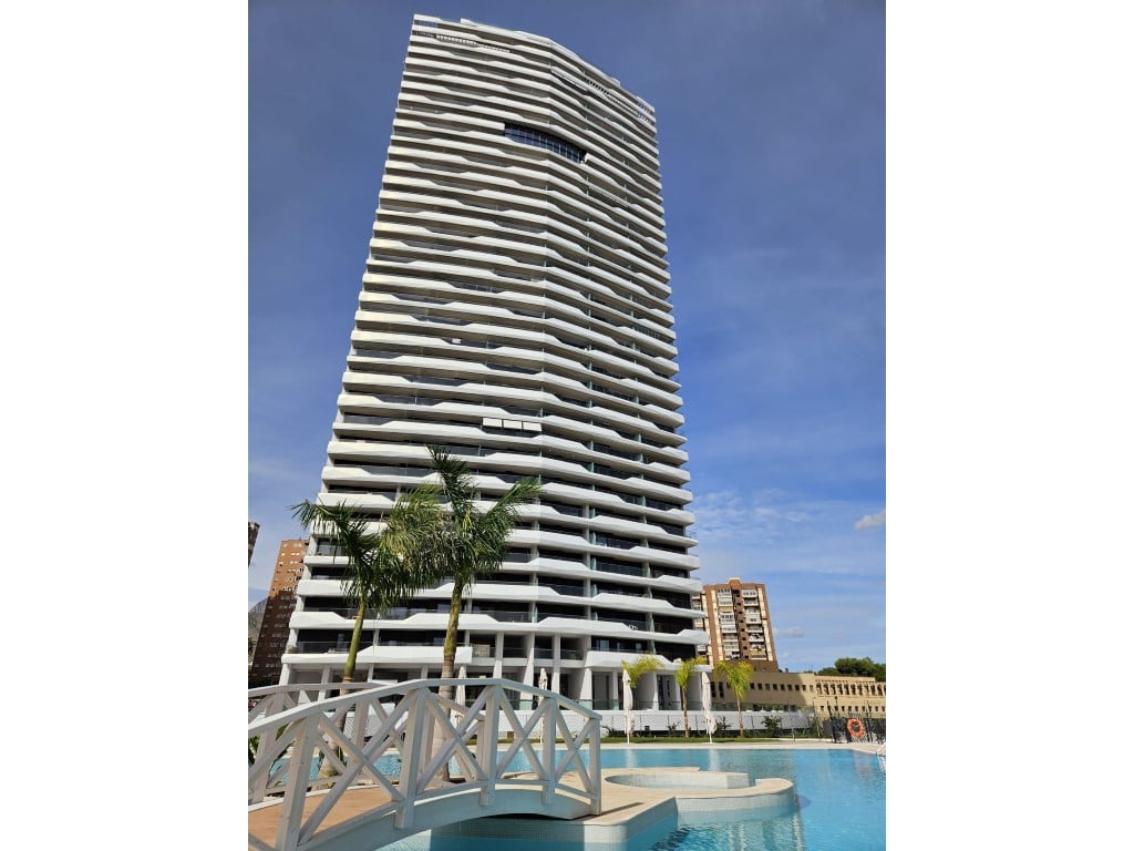 Luxury 3-bedroom apartment on 19th floor in Benidorm — terrace