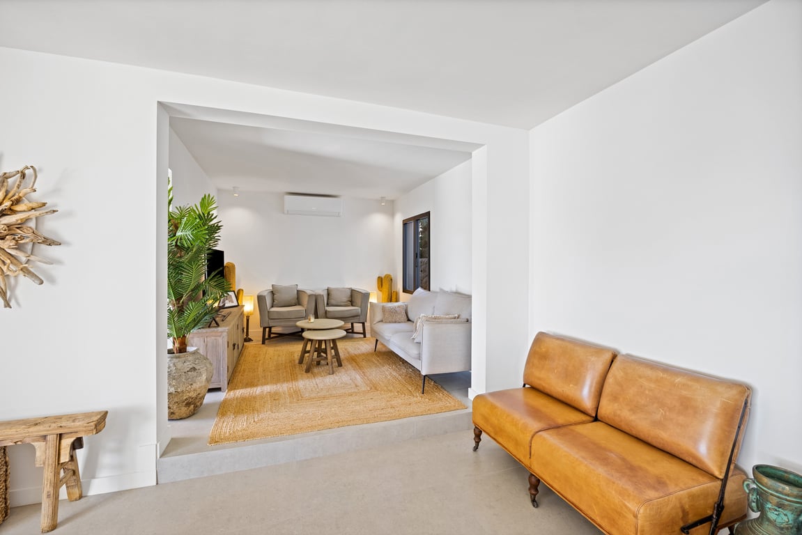 4-bed Villa in Oliva photo 10