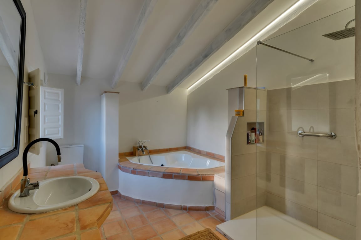 Exclusiva finca completamente reformada con gran parcela de 11.367 m2 - 26