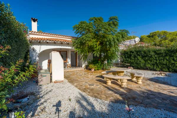 Bungalow independiente con jardín y piscina comunitaria cerca de El Portet, Moraira