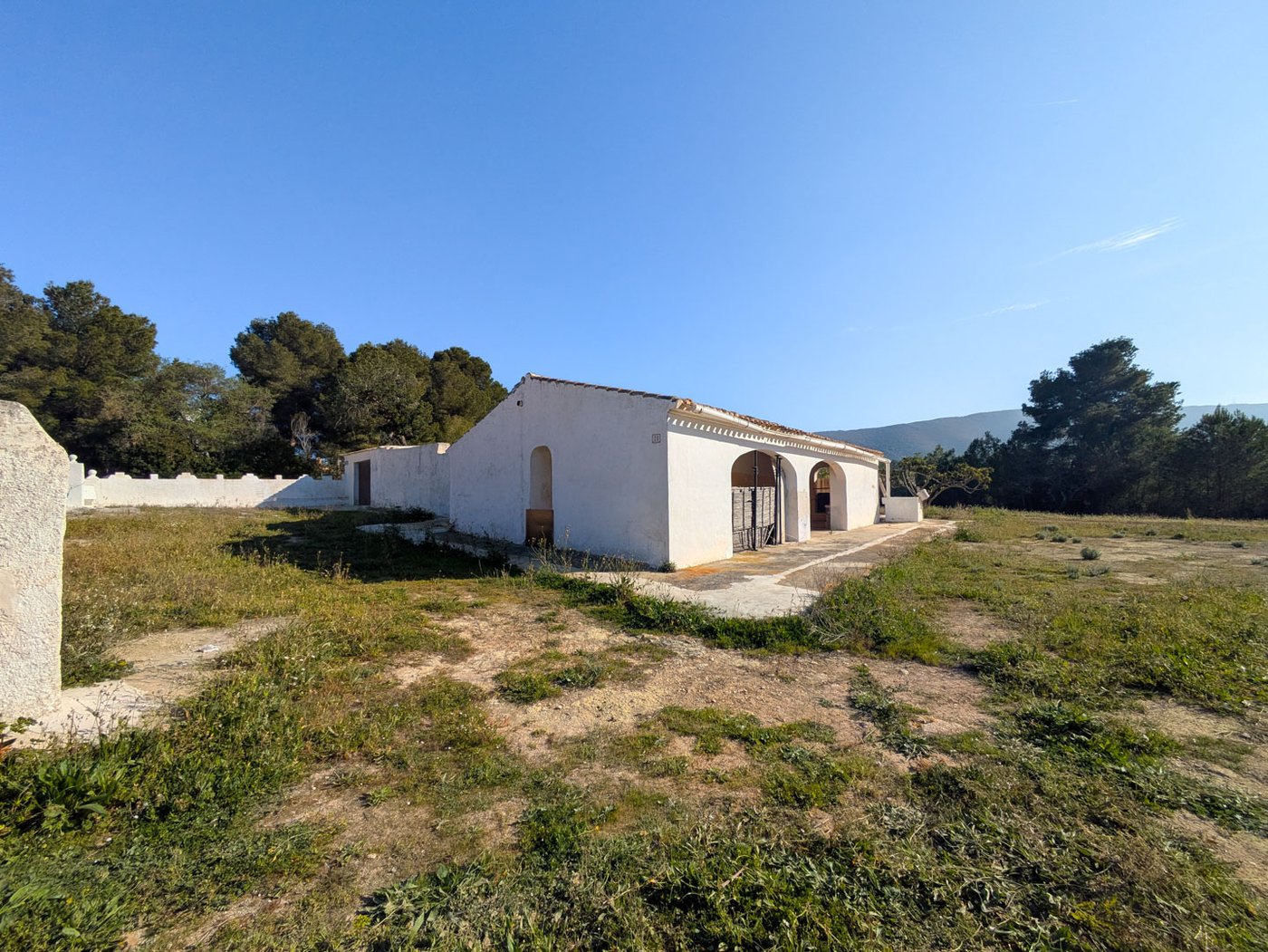 Traditional finca on large rustic plot in Jávea — Villa with renovation potential, €725,000