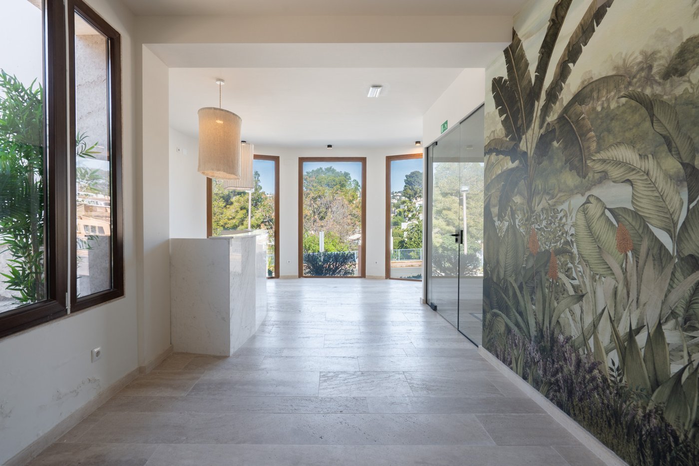 Commercial property with 3‑bed apartment and terraces in Moraira–Benissa