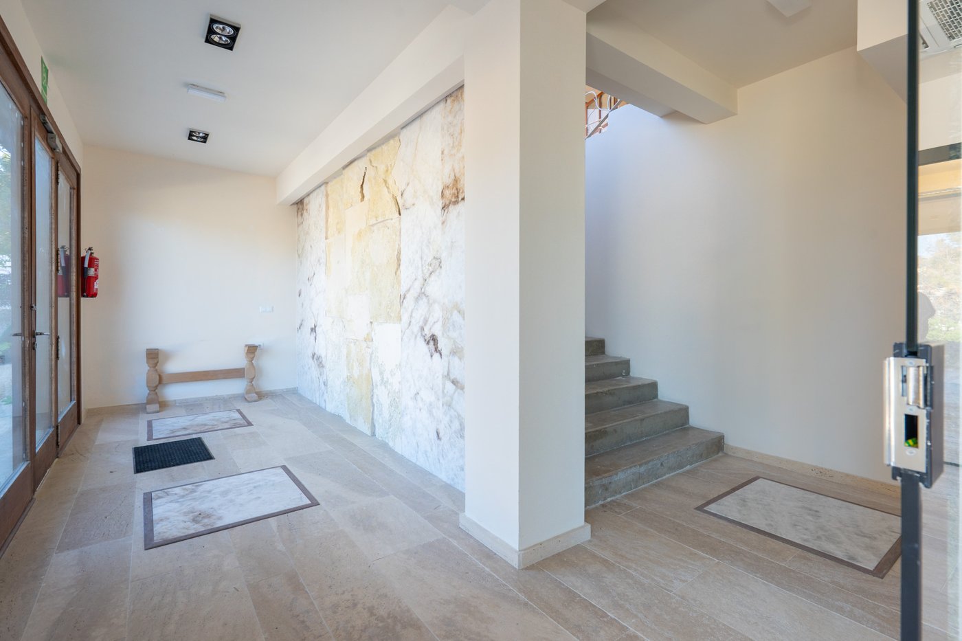 Commercial property with 3‑bed apartment and terraces in Moraira–Benissa