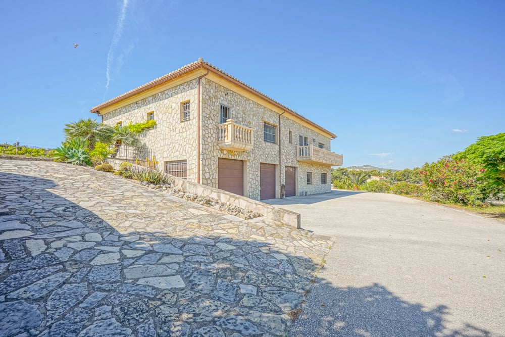 Villa mediterránea con viñedo, piscina y vistas panorámicas al Montgó