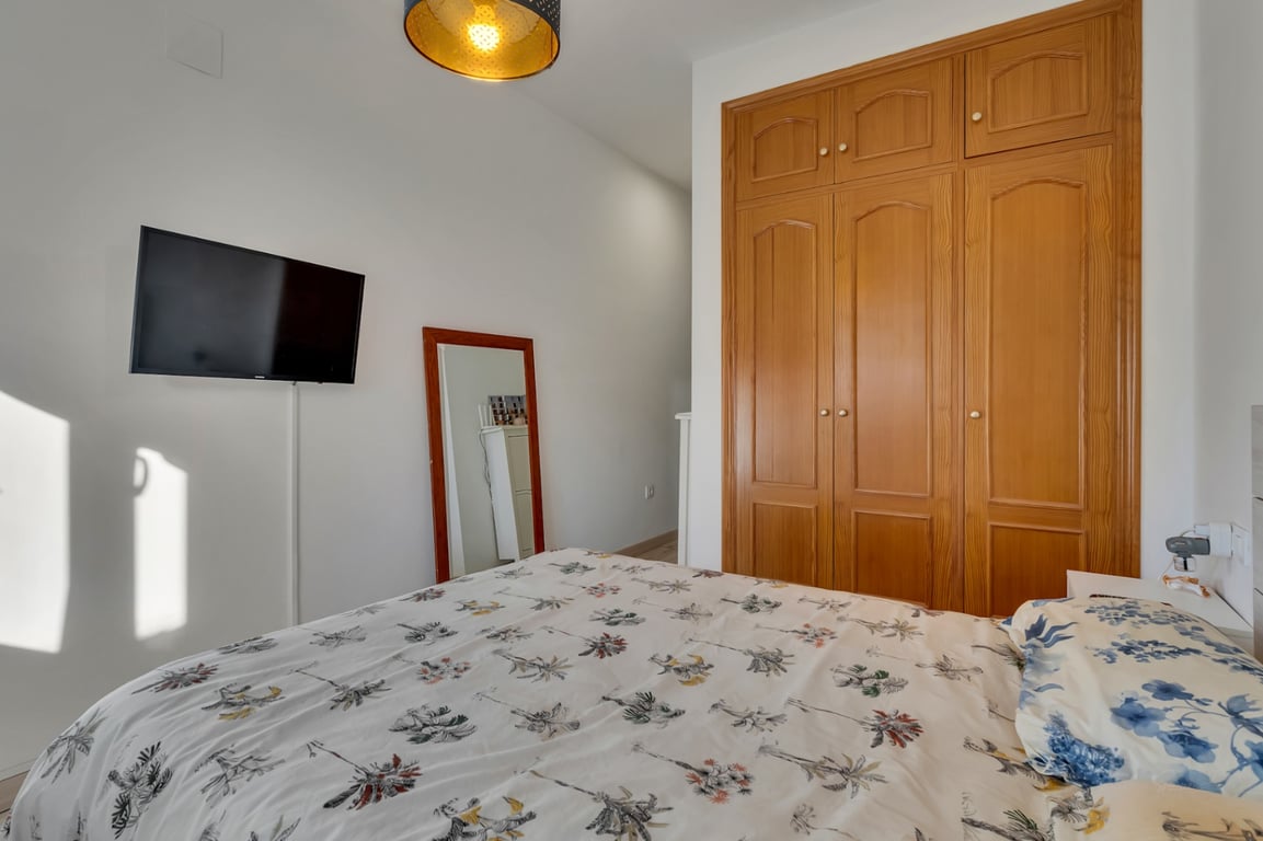 Adosado con una gran terraza con orientación Sur y piscina - 18