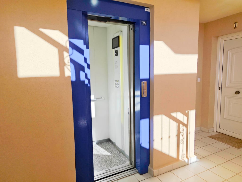 Apartamento 2 dormitorios con piscina al lado del mar, zona Las Brisas - 26