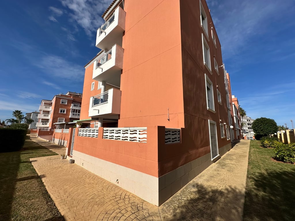 Apartamento en Denia en planta baja de 2 dormitorios y terraza privada en venta - 2