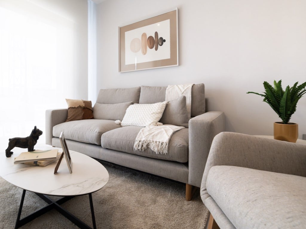 Nové apartmány poblíž Las Rejas Golf a pláže Poniente, Benidorm — living room
