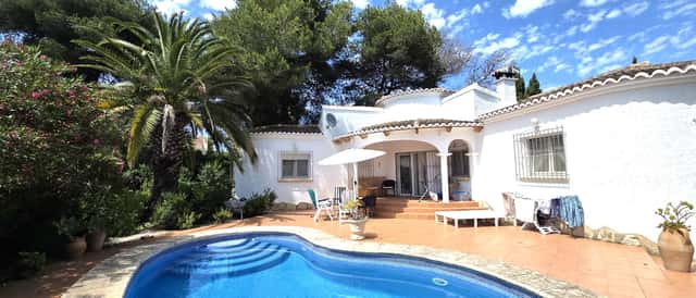 Chalet independiente en Costa Nova (Jávea) con piscina
