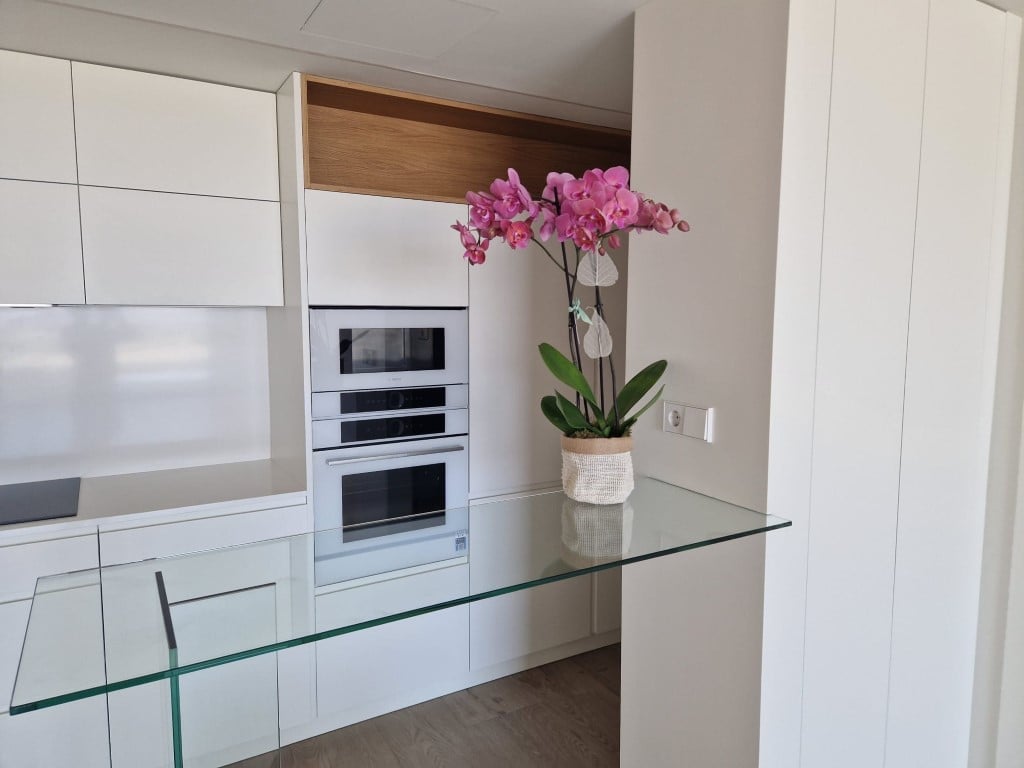 Moderní penthouse se 3 ložnicemi, výhledem na moře a golf v La Sella — living room