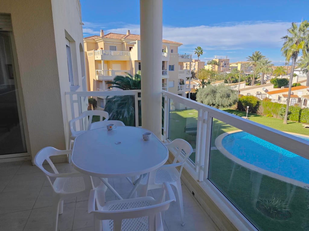 Apartamento 2 dormitorios con piscina al lado del mar, zona Las Brisas - 4