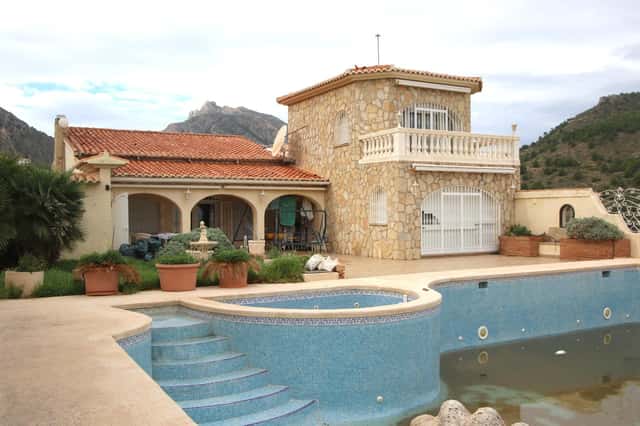 Villa with garage in Calpe, 4-bed, 609m²