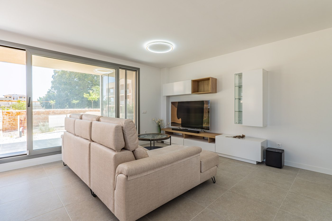Apartamento planta baja nuevo con jardín privado — 3 dormitorios