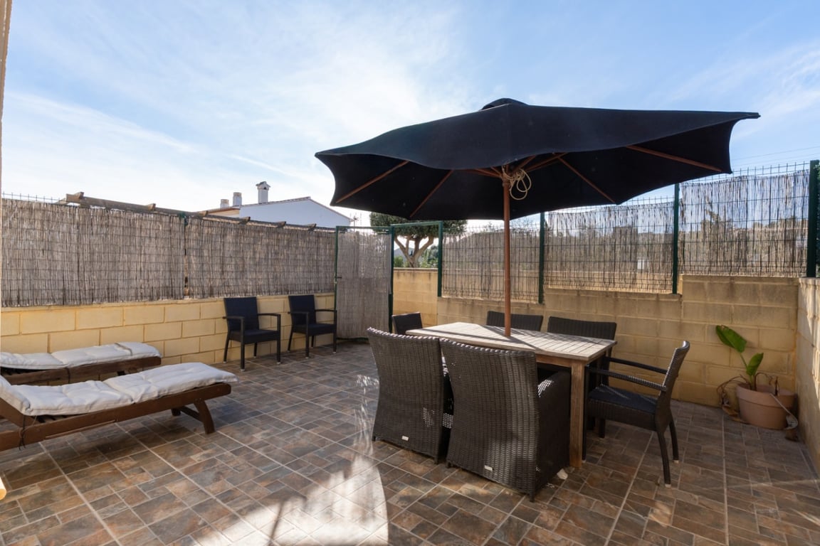 Adosado con una gran terraza con orientación Sur y piscina - 10