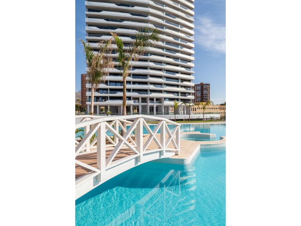 3-bed apartment in iconic glass tower with panoramic views in Benidorm