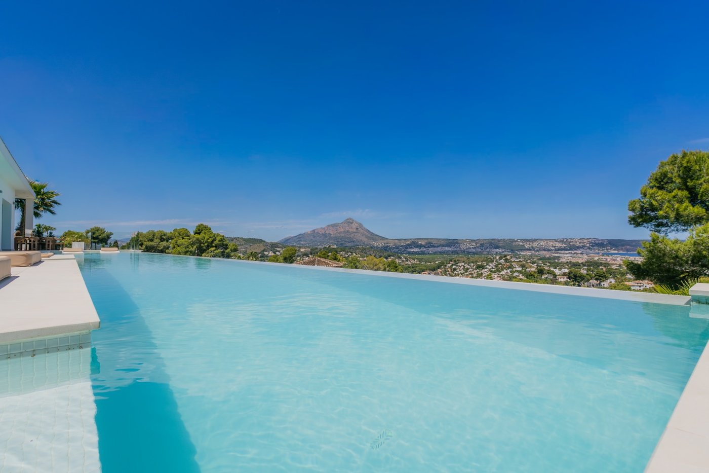 Villa exclusiva y moderna en Jávea con vistas al mar