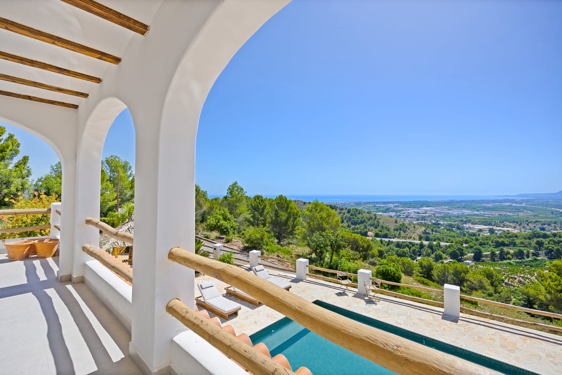4-bed Villa in Oliva photo 3