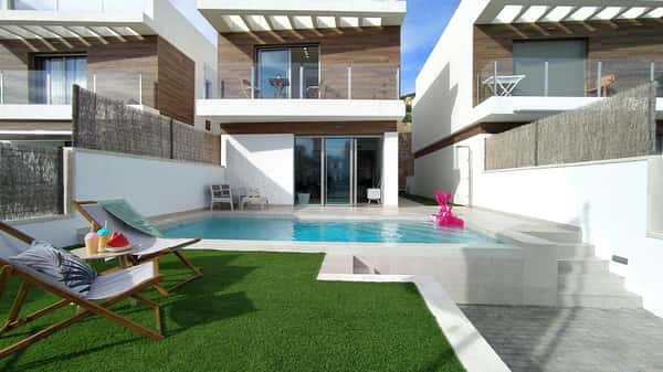 Nieuwbouwvilla met 3 slaapkamers, privézwembad en solarium in Villamartín