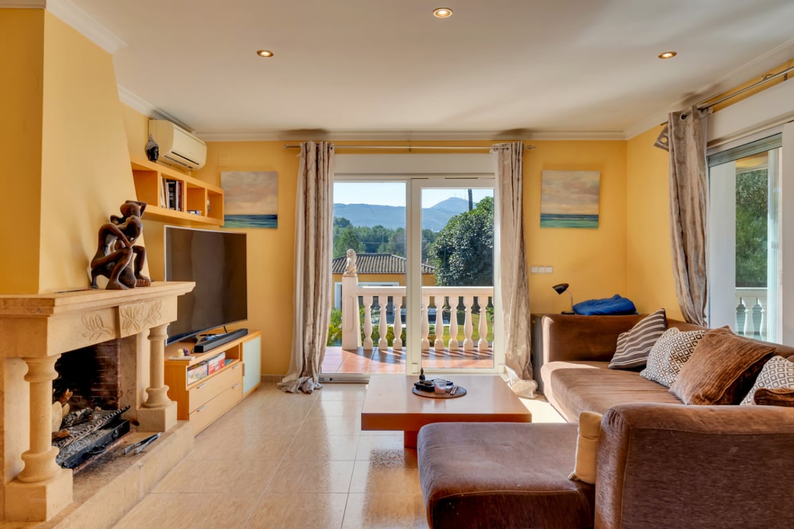 Villa en una excepcional zona tranquila, con vistas abiertas y gran potencial - 10