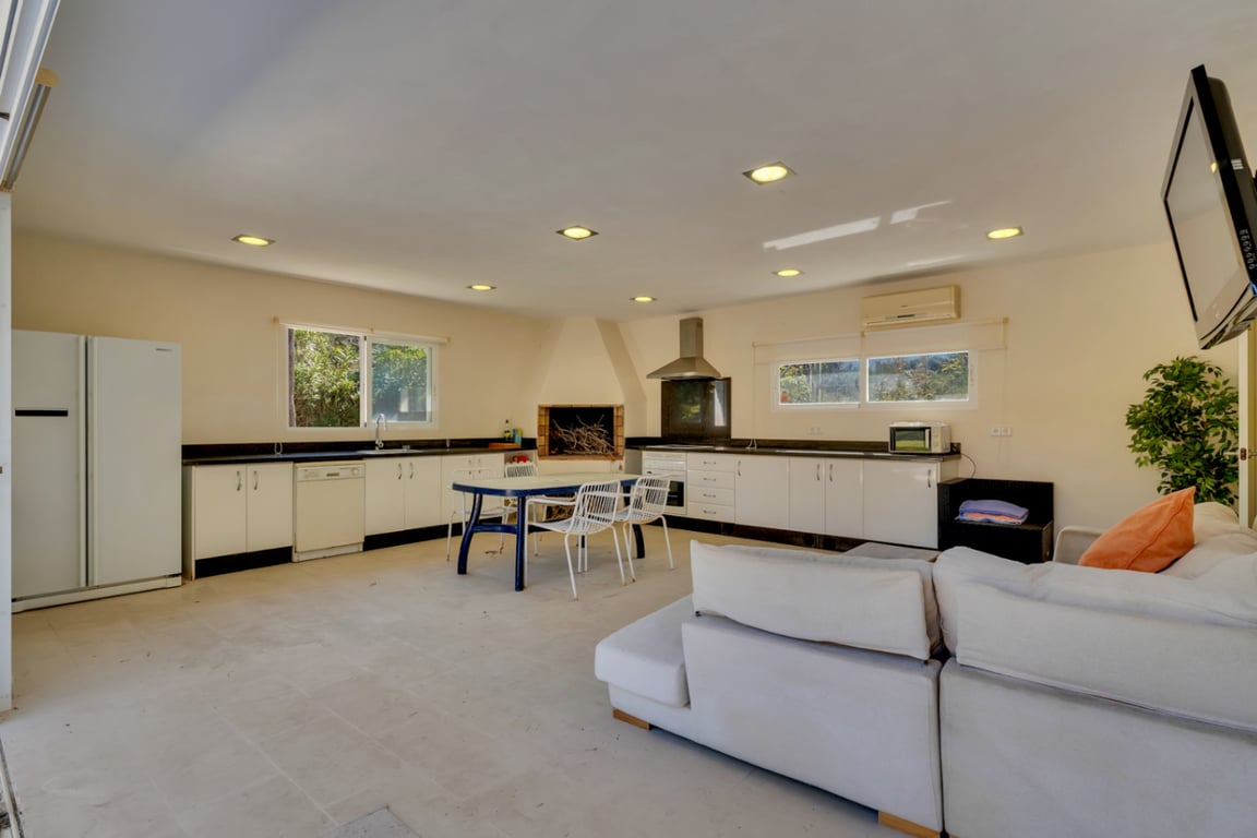 Villa en una excepcional zona tranquila, con vistas abiertas y gran potencial - 36