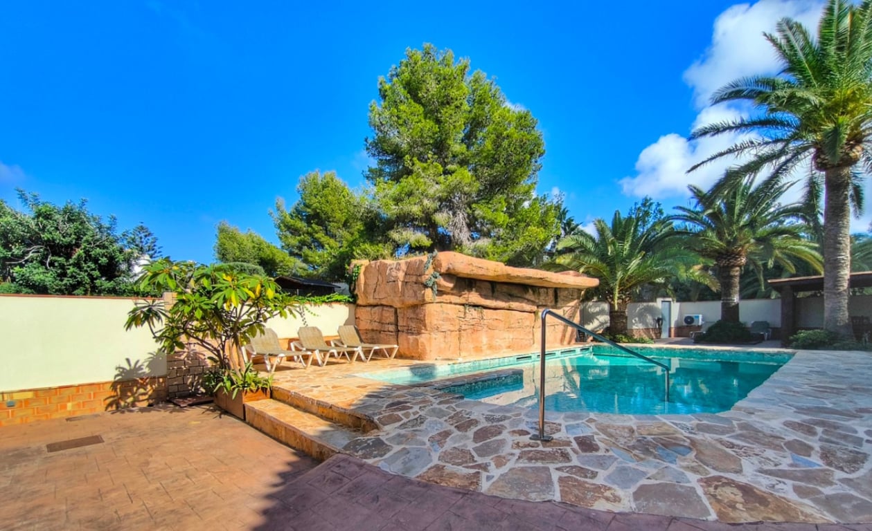 Chalet con dos apartamentos de invitados en el Montgó - 41