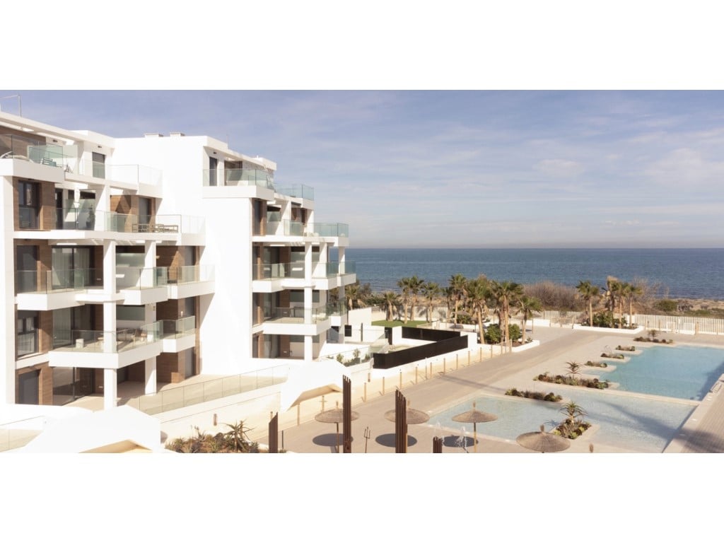 3-bed beachfront apartment in Denia with sea views