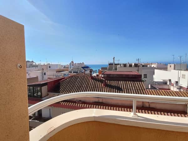 Penthouse met 3 slaapkamers, solarium en frontaal zeezicht aan de boulevard van Torrevieja