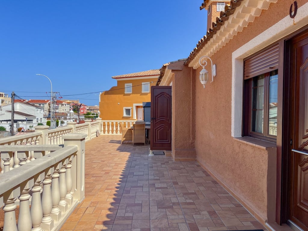 Casa a la venta en Dénia con licencia activa de restaurante en Las Marinas, a 500 m del mar, km - 50