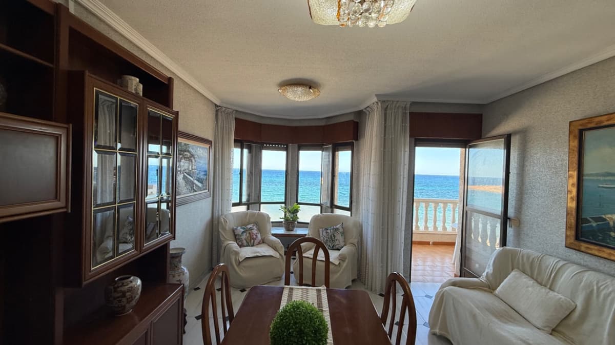 Ruim eerstelijns appartement aan zee in Torrevieja