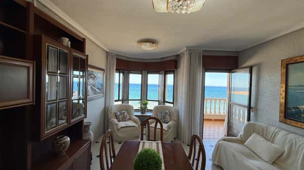 Ruim eerstelijns appartement aan zee in Torrevieja