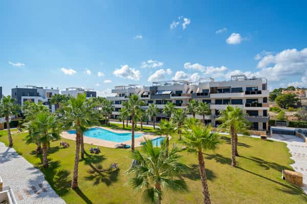 Gemeubileerd hoekappartement met 2 slaapkamers en groot terras in Villamartín