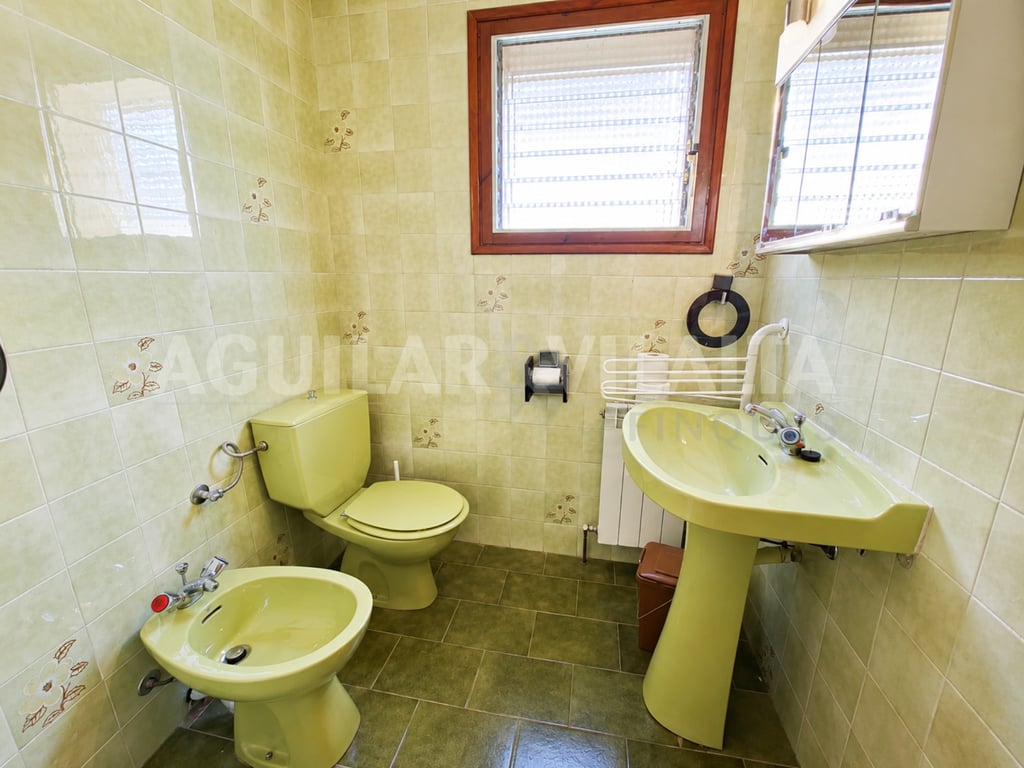 Casa toda en planta de cuatro dormitorios y dos baños - 11