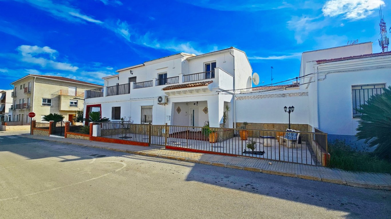 Casa de poble a Pego amb un gran pati - 24