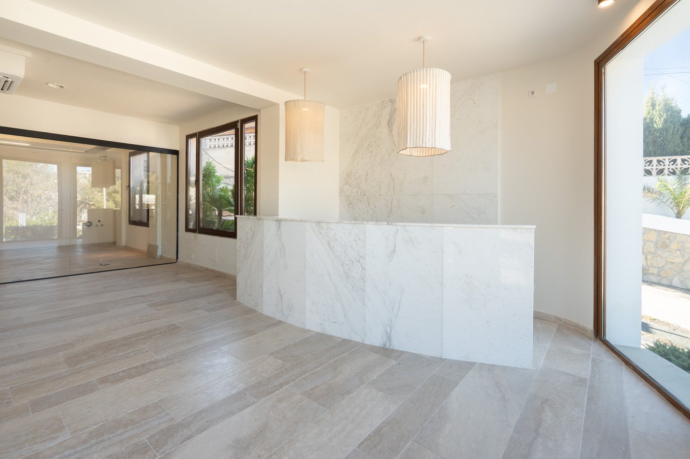 Commercial property with 3‑bed apartment and terraces in Moraira–Benissa