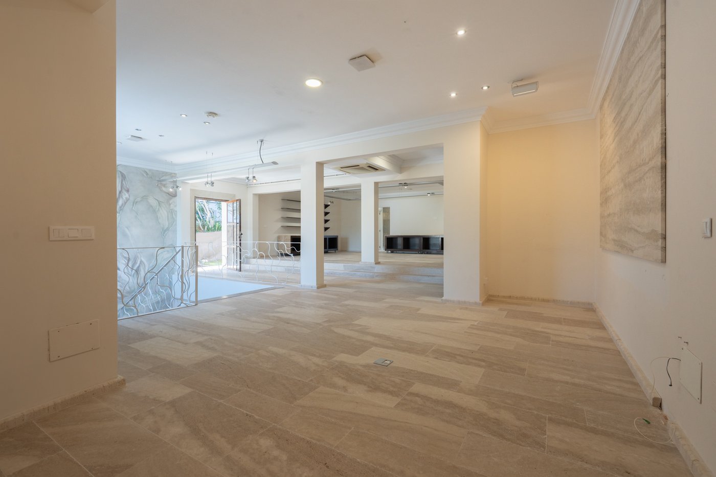 Commercial property with 3‑bed apartment and terraces in Moraira–Benissa