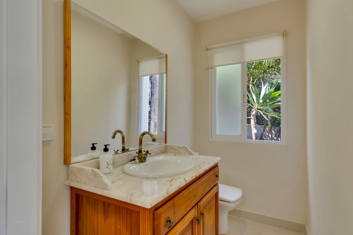 Villa en una excepcional zona tranquila, con vistas abiertas y gran potencial - 39